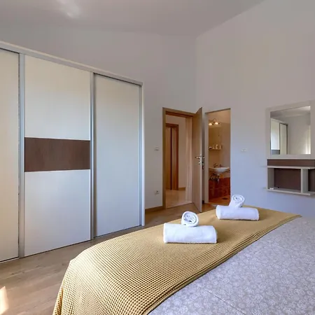 Holiday home Holiday Home Licardo By Interhome Stinjan