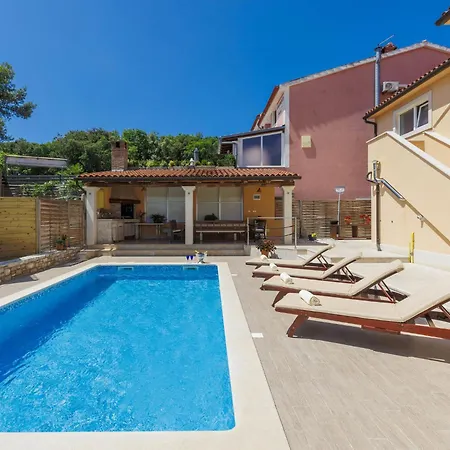 Holiday home Holiday Home Licardo By Interhome Stinjan